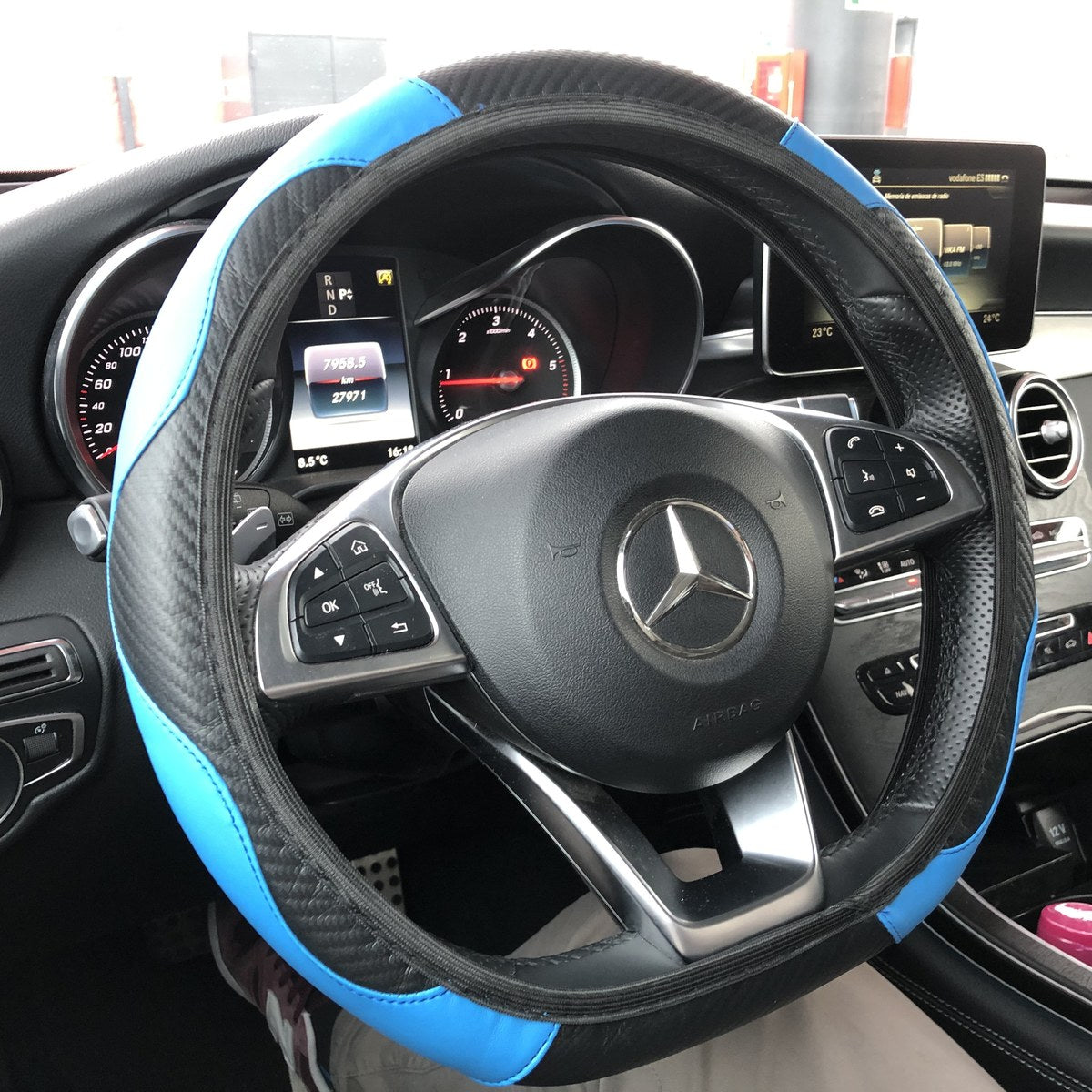 Funda de volante azul puesta en un coche