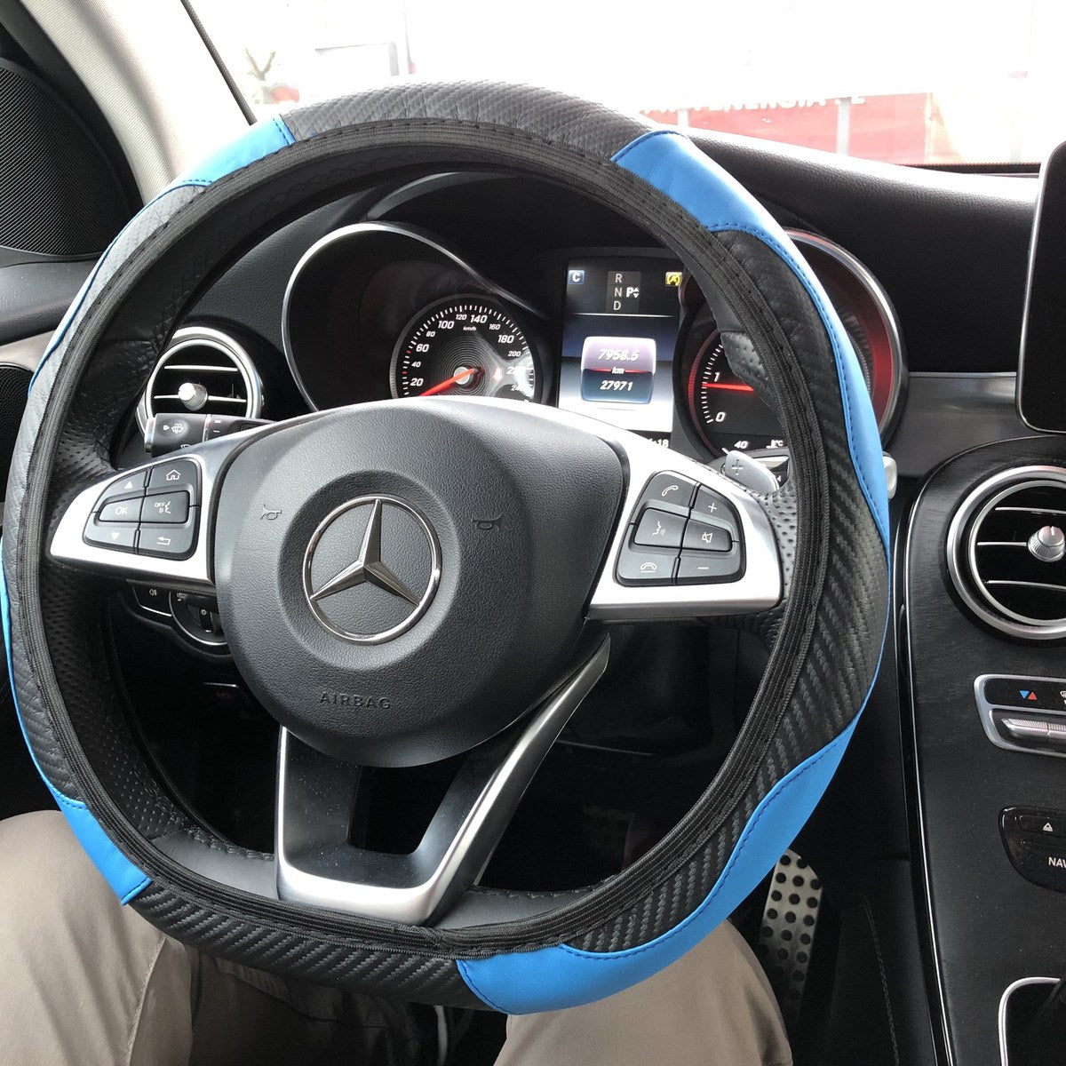 Funda de volante azul vista desde el asiento