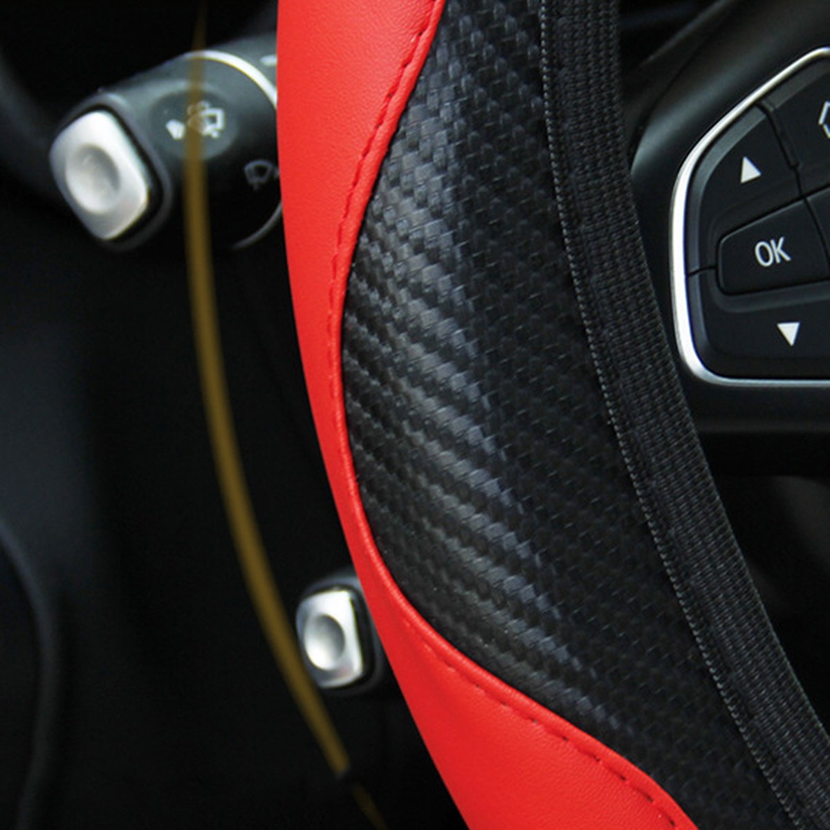 Detalle del efecto carbono de la funda de volante