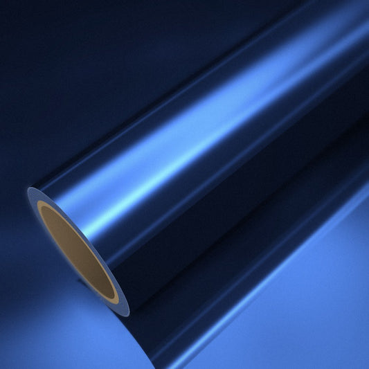 Rollo de vinilo cromado azul sobre una lámina del mismo vinilo