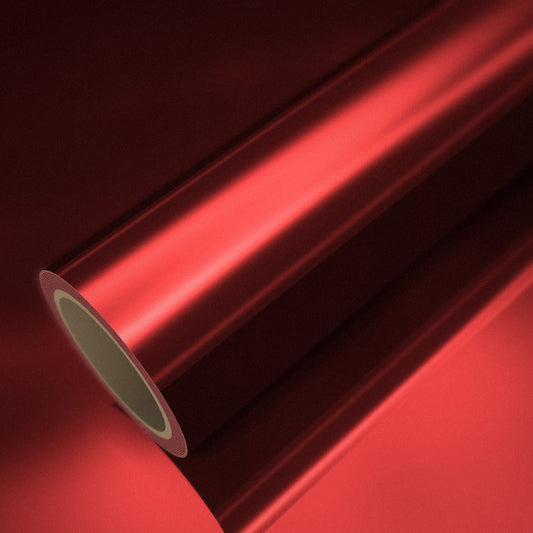 Rollo de vinilo cromado rojo sobre una lámina del mismo vinilo