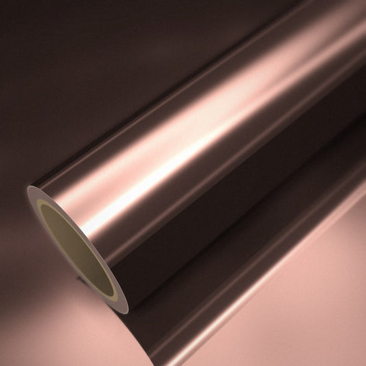 Rollo de vinilo cromado rosa oro sobre una lámina del mismo vinilo