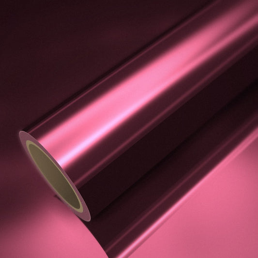 Rollo de vinilo cromado rosa rojo sobre una lámina del mismo vinilo