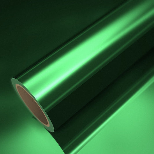 Rollo de vinilo cromado verde sobre una lámina del mismo vinilo