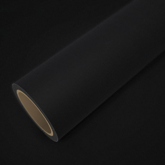 Rollo de vinilo negro mate sobre una lámina del mismo vinilo