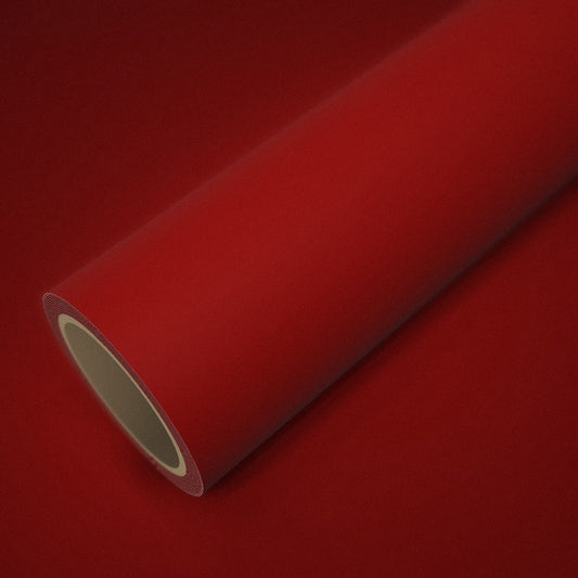 Rollo de vinilo rojo mate sobre una lámina del mismo vinilo