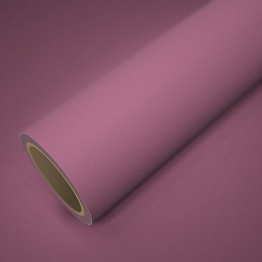 Rollo de vinilo rosa mate sobre una lámina del mismo vinilo