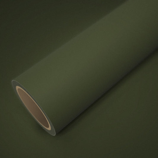 Rollo de vinilo verde militar sobre una lámina del mismo vinilo