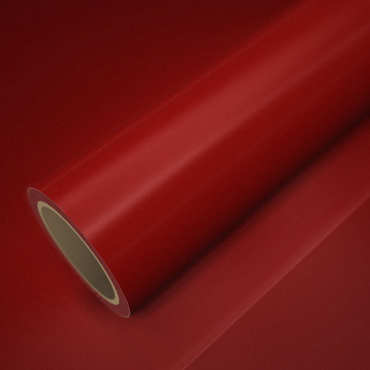 Rollo de vinilo rojo brillo sobre una lámina del mismo vinilo