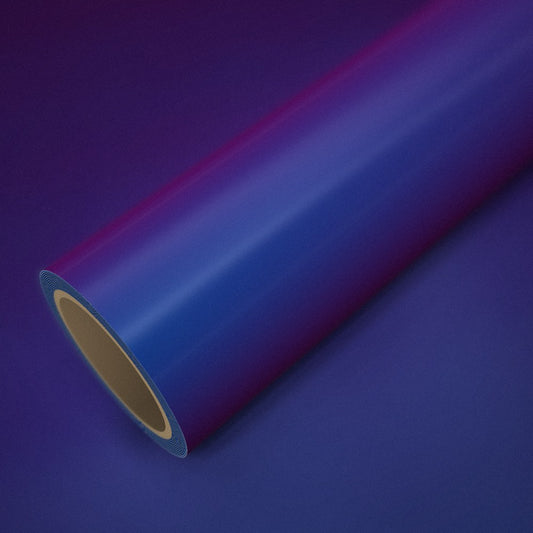 Rollo de vinilo camaleón azul y púrpura sobre una lámina del mismo vinilo