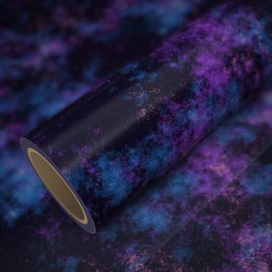 Rollo de vinilo galaxia sobre una lámina del mismo vinilo
