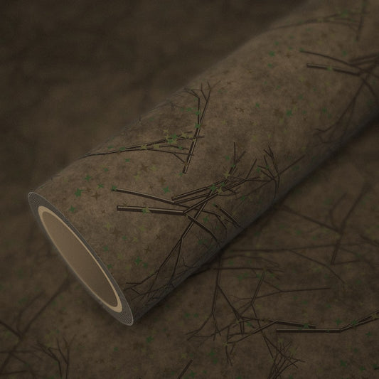 Rollo de vinilo camuflaje ramas del bosque sobre una lámina del mismo vinilo