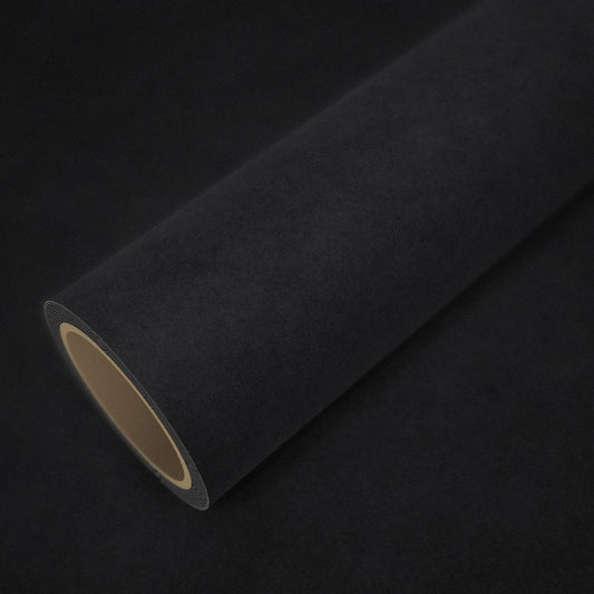 Rollo de vinilo efecto alcántara negro sobre una lámina del mismo vinilo